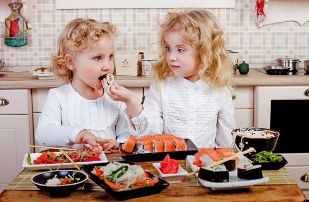 Дети едят суши