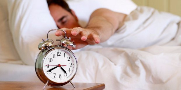 Человек при полифазном сне спит несколько раз в сутки совсем понемногу.