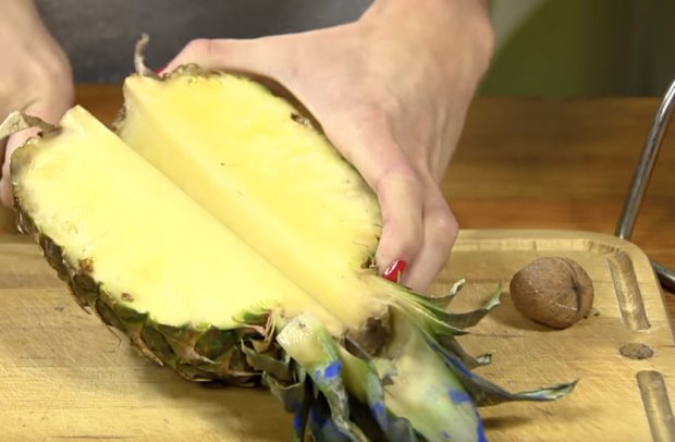 Разрезаем ананас с ботвой