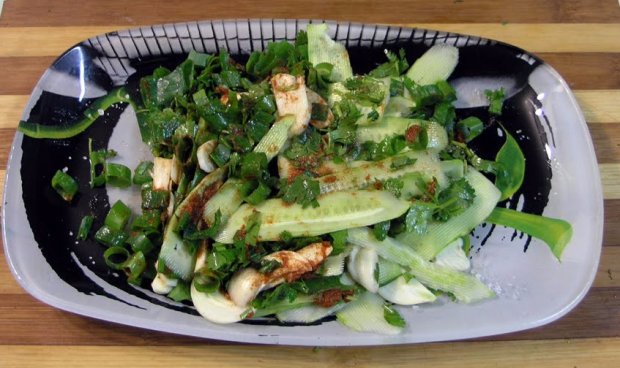 Корейский салат из огурцов и кинзы