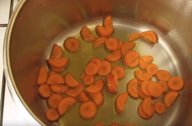 Тушим морковь в масле