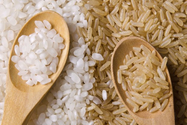 Белый и коричневый рис