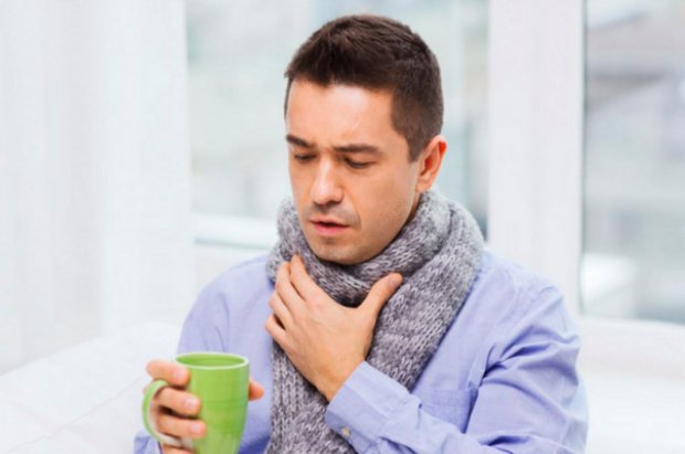 При болезнях горла