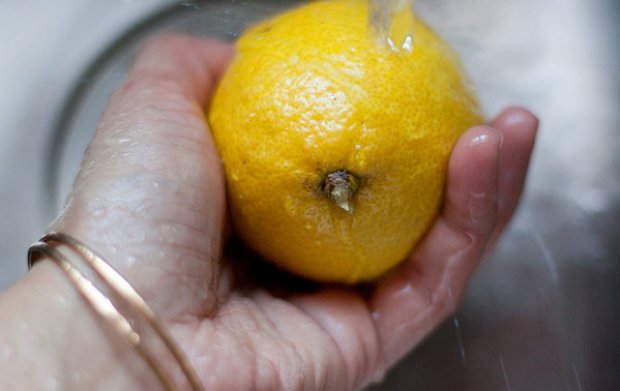 Мыть лимон