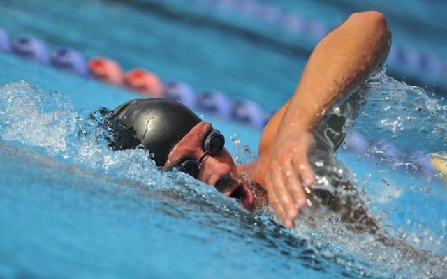 Упражнения для плавания кролем для тренировок на суше и на воде ...