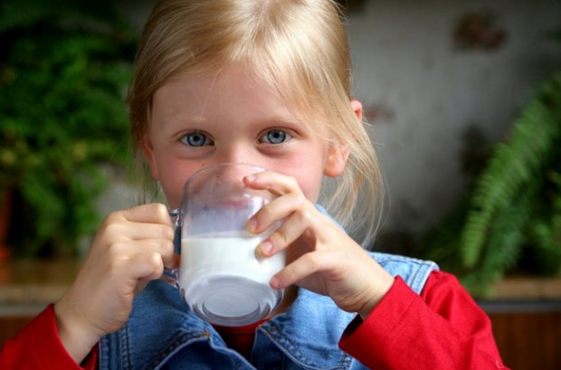 Ребенок пьет молоко с содой