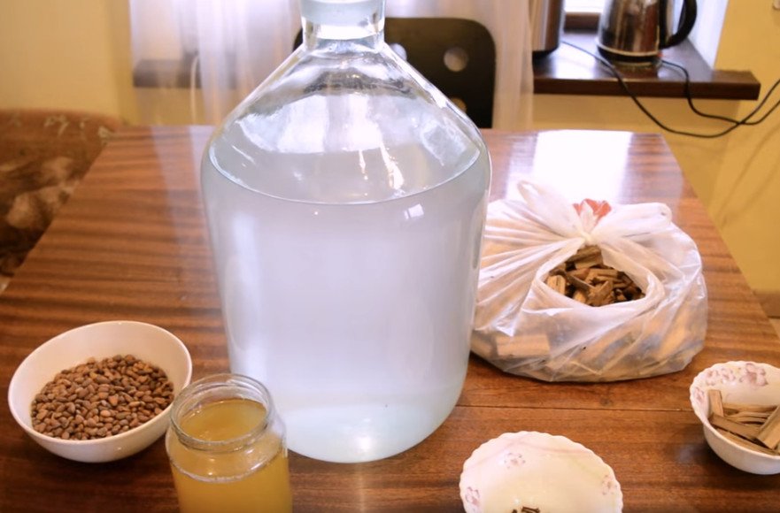 Можно настаивать самогон на макадамии. Скорлупа макадамия в самогон. Настойка самогона на дубовых кубиках. Может ли болеть голова от самогона с кедровыми орехами. Настойка на хлебе.