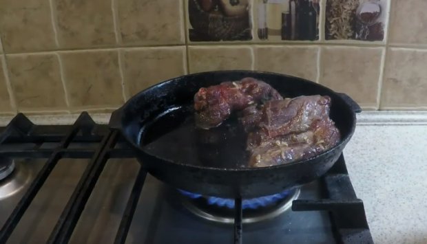 Мясо на сковородке