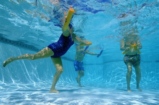 Упражнения в бассейне для позвоночника и спины
