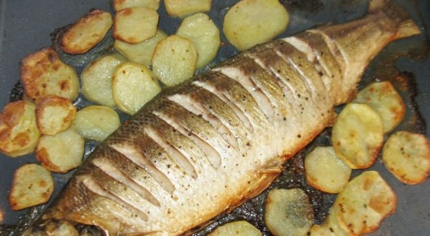 Запечённая рыба с гарниром из запечённого картофеля