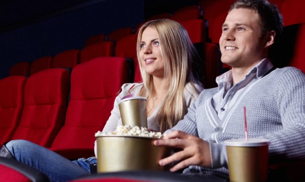 Женщина и мужчина в кинотеатре