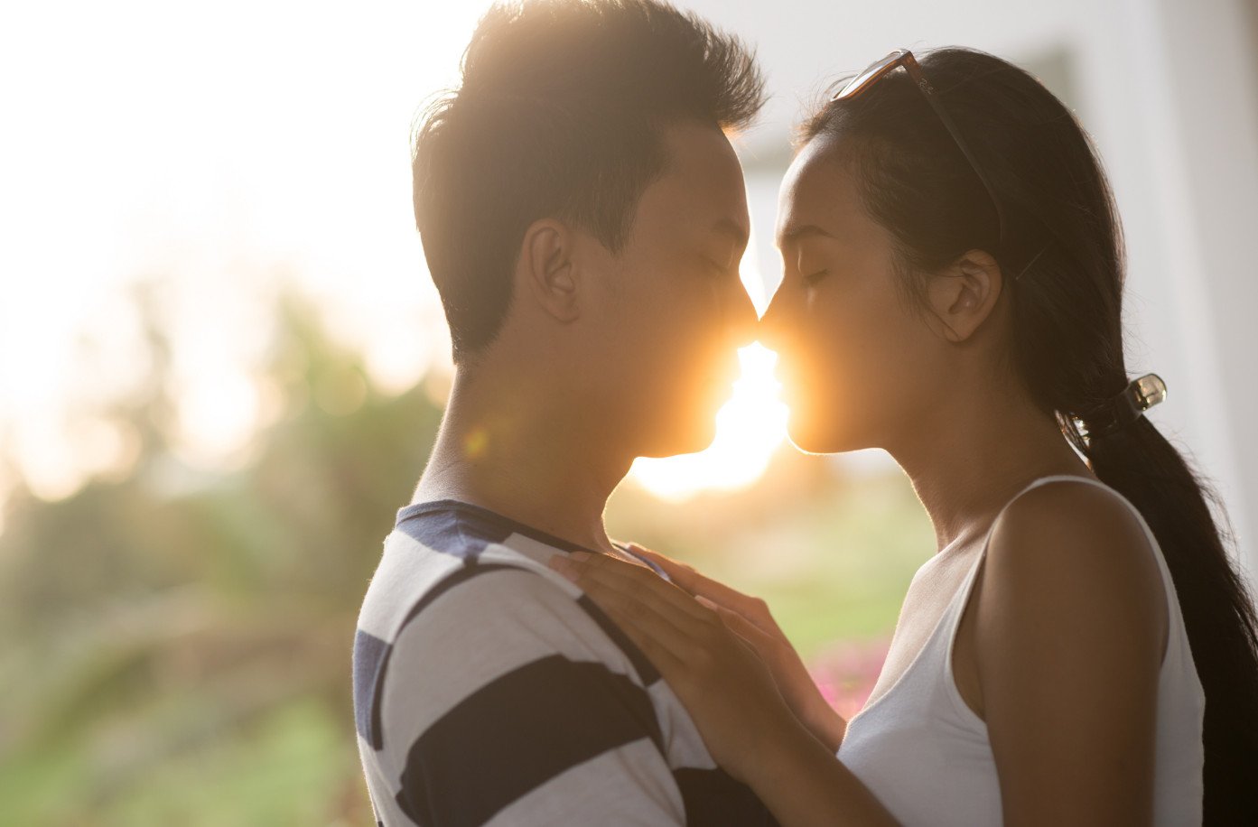 10 techniques to make your first kiss unforgettable