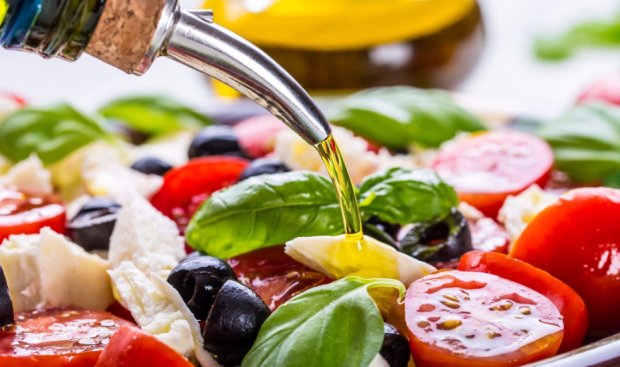 Заправка салата оливковым маслом