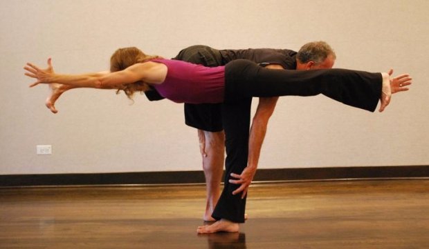 Йога для зрелой пары
