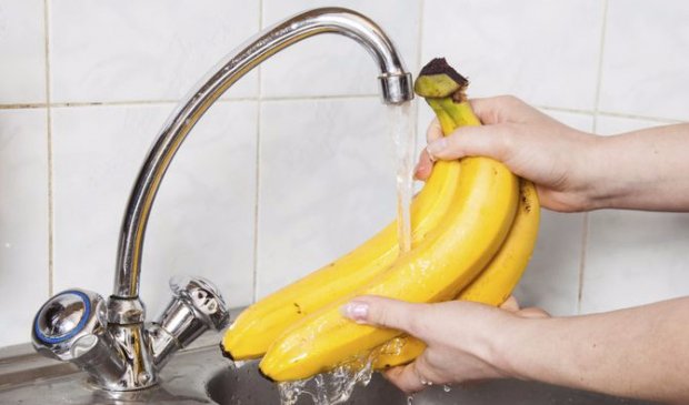 Мыть бананы